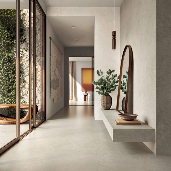Couloir en carrelage grès cérame esprit naturel pour intérieur et extérieur PIERRE DU SUD coloris SPALATO et carrelage mural extra fin 6,5mm maxi format xxl 120x278 cm