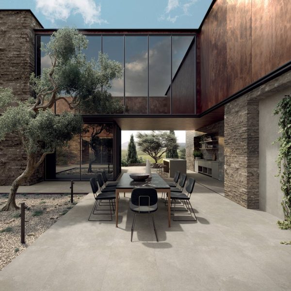 Villa d'architecte avec carrelage pour terrasse esprit pierre naturelle méditerranéenne PIERRE DU SUD coloris Rodi finition dalles 20mm antidérapantes 60x120 cm