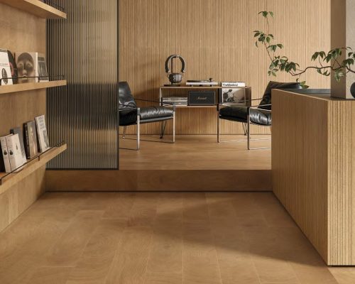Aménagement pièce de vie avec du carrelage effet bois au sol et habillage mural en céramique effet bois en relief cannelé Maestro Bosco coloris Wallnut magasin de carrelages haut de gamme à Montpellier 34