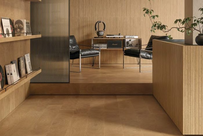 Aménagement pièce de vie avec du carrelage effet bois au sol et habillage mural en céramique effet bois en relief cannelé Maestro Bosco coloris Wallnut magasin de carrelages haut de gamme à Montpellier 34