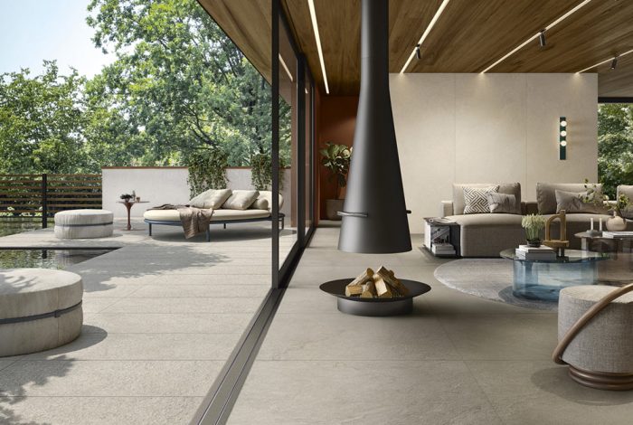 Villa architecte design avec sol carrelage grès cérame effet pierre lisse à l'intérieur et dalles antidérapantes terrasse et tour de piscine - Magasin de carrelages PORTO VENERE MONTPELLIER dans l'Hérault 34