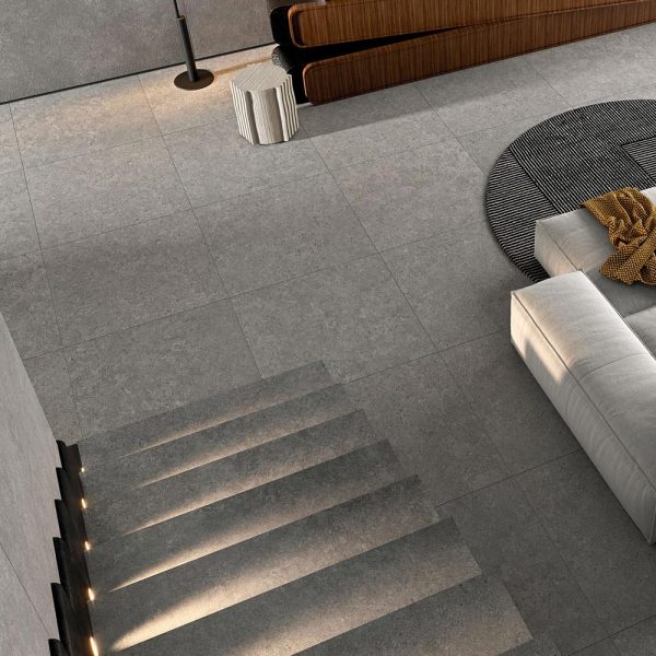 Carrelage gris en grès cérame aspect pierre calcaire naturelle 4 coloris PUREZZA magasin de carrelages haut de gamme PORTO VENERE à Montpellier