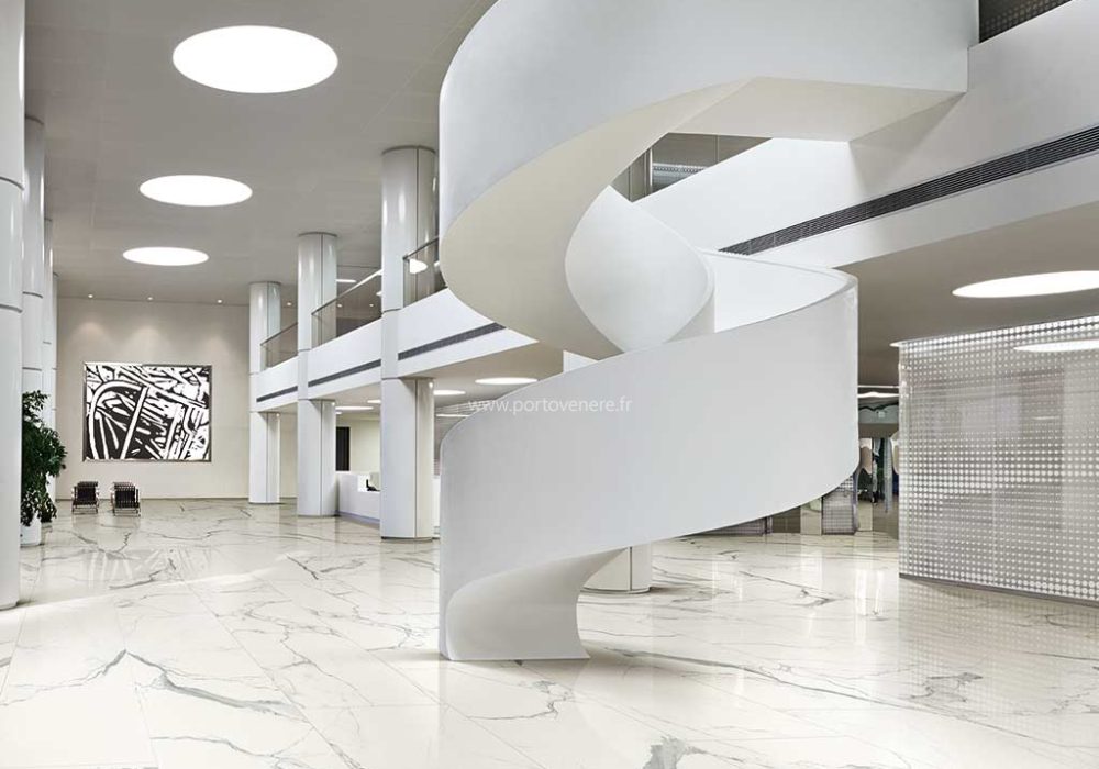 Carrelage-grès-cérame-effet-marbre-blanc-gris-Statuario_Les_Classiques_grand-format-Sol-musée