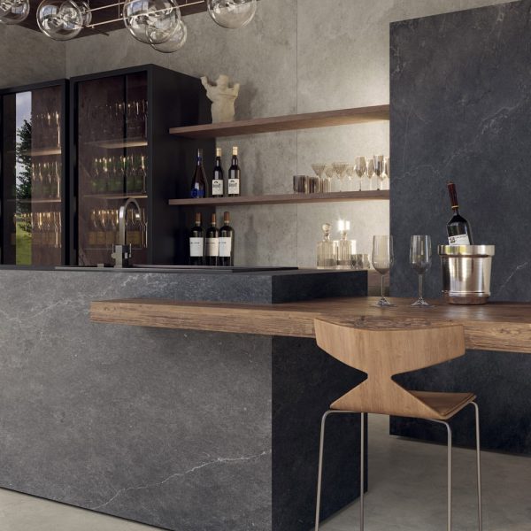 Carrelage sol et mur bar de restaurant design esprit naturel PIERRE DU SUD coloris Rodi finition Honed adouci