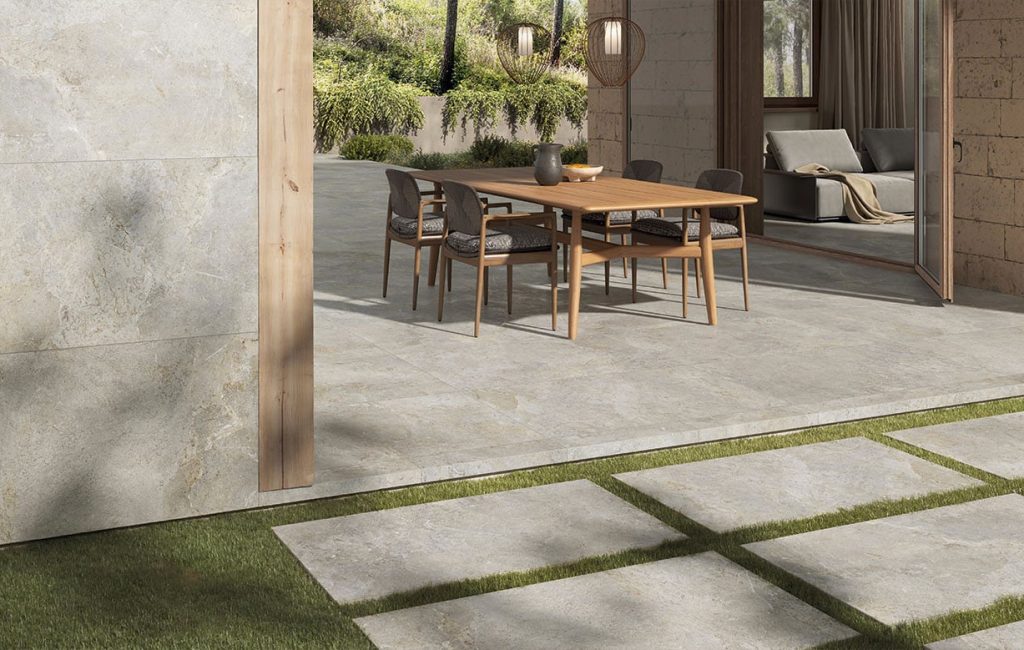 création terrasse en carrelage antidérapant dalles 2 cm Bellastone chez Porto Venere à Montpellier