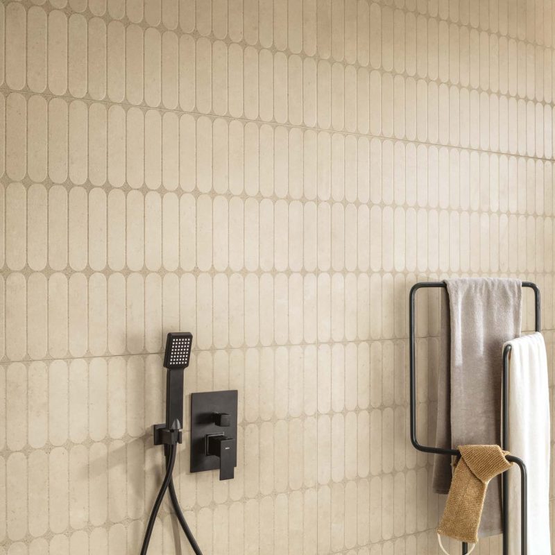 Carrelage mural décoratif effet béton ciré beige à mtifs géométriques Ueno Beige Mochi ambiance douche
