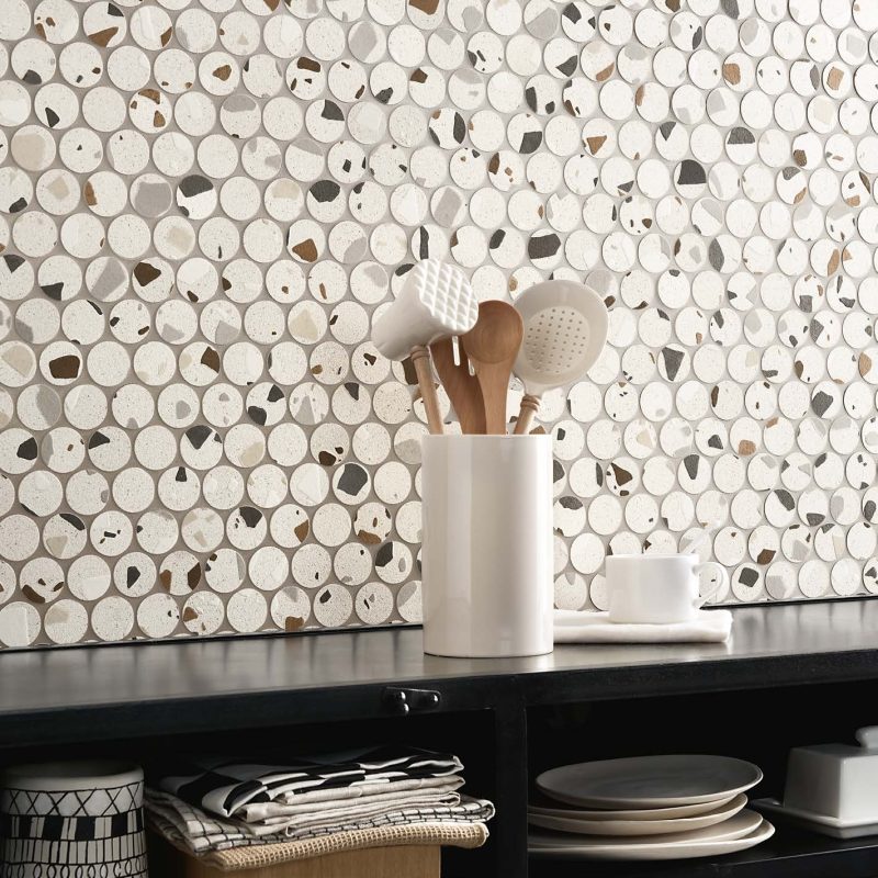 Carrelage mural effet terrazzo coloré Ueno Ishi Bianco mosaique Ring