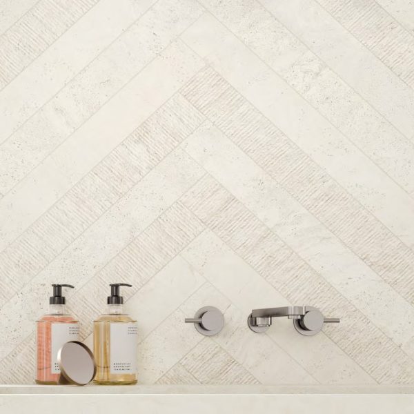 Carrelage-mural-esprit-pierre-naturelle-claire-Brumata-Travertin-blanc-décor-salle-d-ebain-original-proche-de-Lattes-34