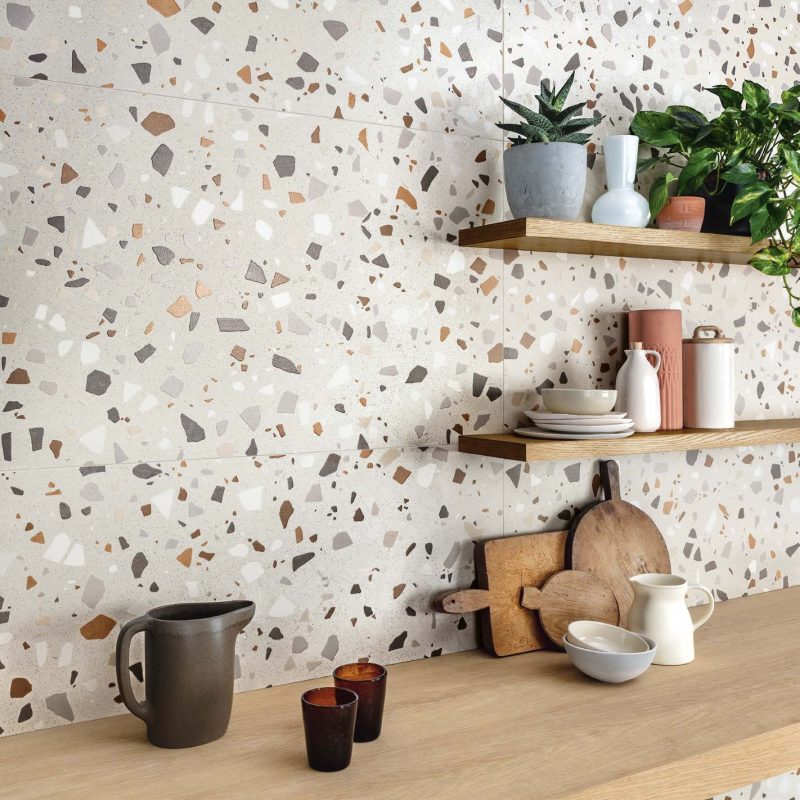 Carrelage mural grand format effet terrazzo coloré Ueno Ishi Bianco