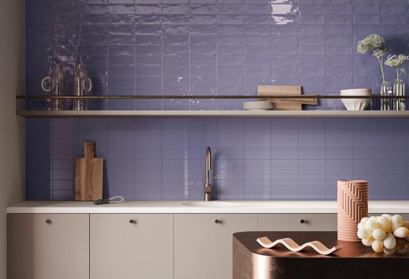 Carrelage violet lavande format brique en crédence de cuisine Sacouba chez Porto Venere Montpellier