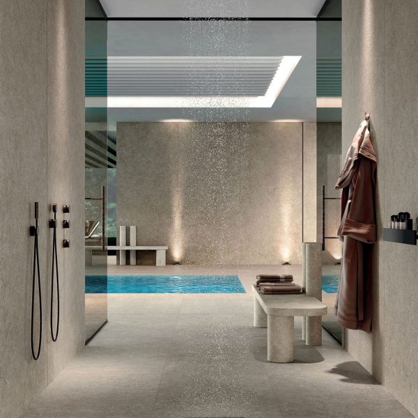 Aménagement piscine intérieure avec carrelage teintes claires antidérapant et habillage murale en carrelage Kerlite fine épaisseur 120x278 cm