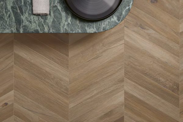 Carrelage-pose-chevrons-aspect-bois-naturel-Lecciazo-Classico-couloir-à-Montpellier-34