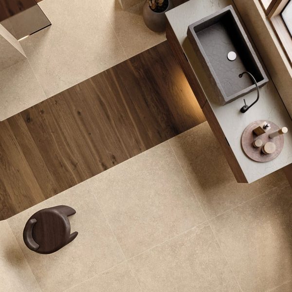 Salle de bain aménagement esprit naturel avec carrelage pierre calcaire 120x120 cm PUREZZA Ivory et carrelage effet bois Porto Venere Montpellier proche de Mauguio 34