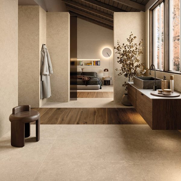 Salle de bain aménagement esprit naturel avec carrelage pierre calcaire 120x120 cm et 120x278 cm PUREZZA Ivory et carrelage effet bois Porto Venere Montpellier proche de Sète 34