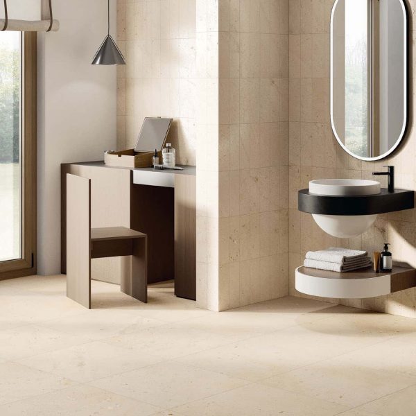 Tivoli SABBIA coloris Beige format brique 10x30,2 cm poli mat en crédence et 60,4x60,4 cm naturel mat au sol