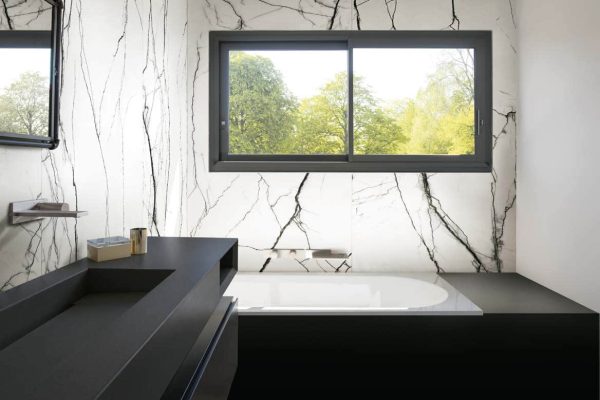 Carrelage-salle-de-bain-noir-et-blanc-imitation-marbre-Noblaska-Breach-sol-et-mur-proche-de-Agde-Hérault-34