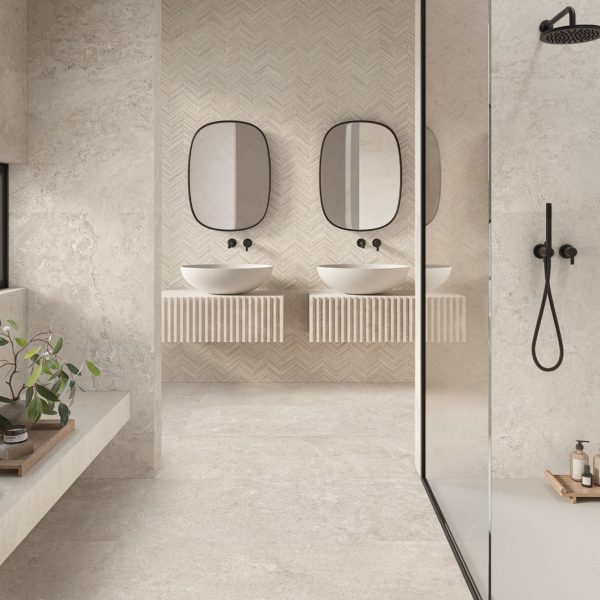 Gris Minimal au sol 60x120 cm et Gris Varié au mur 60x120 cm. Crédence au fond Gris décor Pointe 60x120 cm