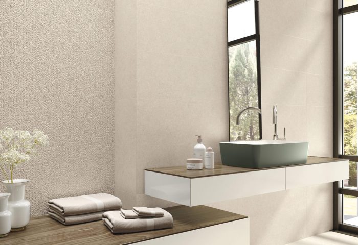 Salle de bain avec carrelage 60x120 cm coloris Bone + décor à relief Sekiba 30x90 cm collection AWASSA - Porto Venere magasin de carrelages et salle de bains à Montpellier dans l'Hérault