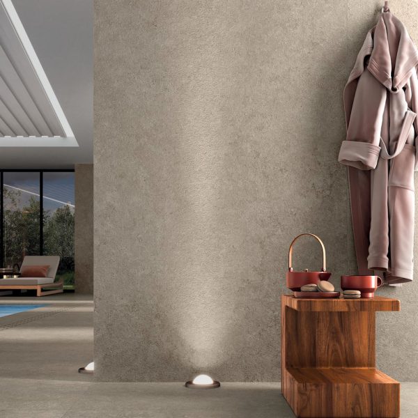 Aménagement piscine intérieure avec carrelage teintes claires antidérapant et habillage murale en carrelage Kerlite fine épaisseur 120x278 cm
