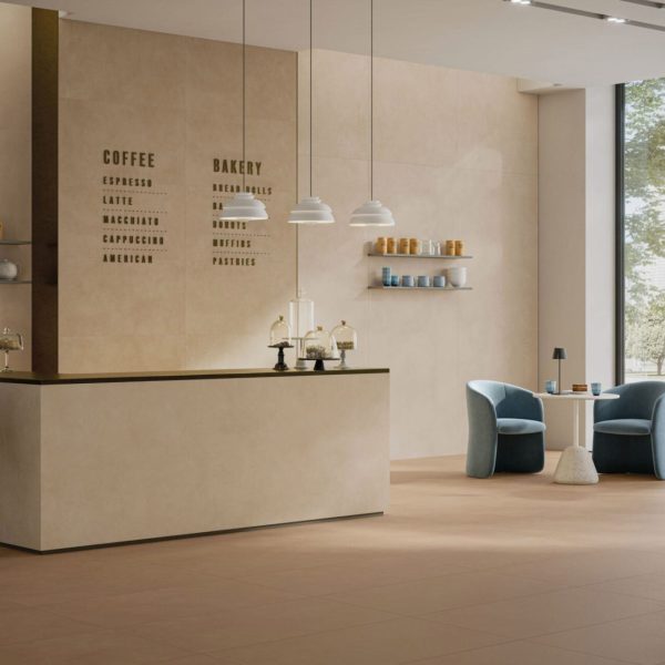 Carrelage sol et mur aspect béton ciré taupe et blanc cassé Vice Versa Cream et Tan