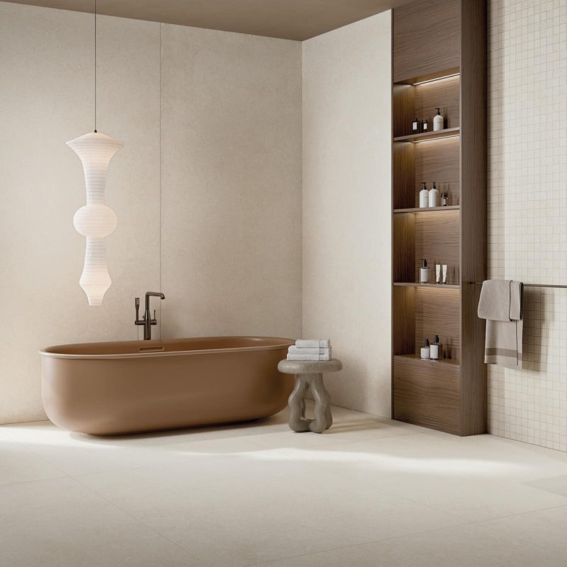Carrelage sol et mur aspect pierre minimaliste blanche Luna Bianco ambiance salle de bain