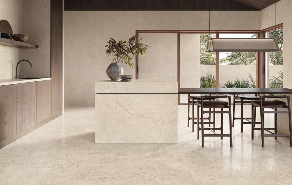 Beige Minimal au mur du fond - Varié au sol 120x278 cm et crédence en décor Pointe 60x120 cm