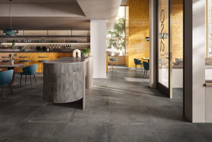 Sol Antracite 80x80 cm et crédence Majolica Ocra Lux