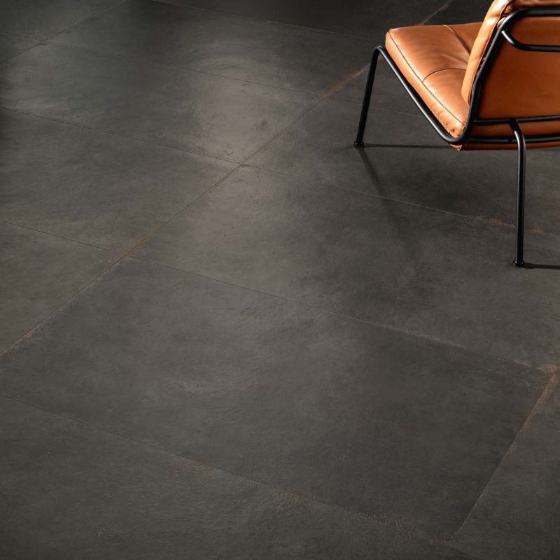 Carrelage sol grand format effet béton ciré Ueno Raku ambiance salon lounge 2