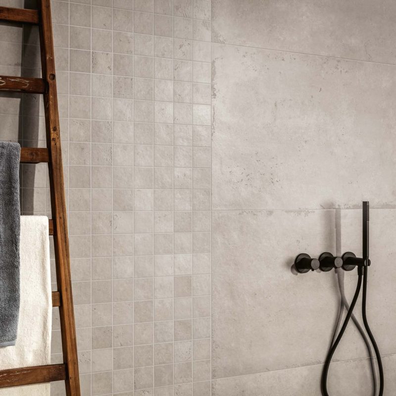 Carrelage sol grand format effet béton ciré Ueno grey ambiance salle de bain