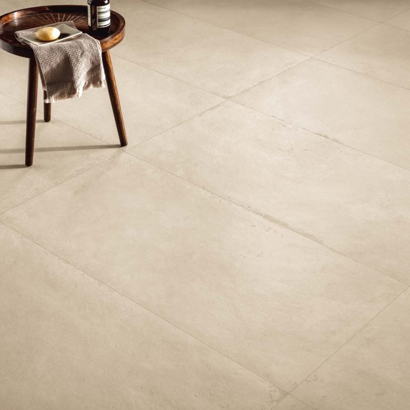 Carrelage sol grand format effet béton ciré beige Ueno Beige ambiance salle de bain 2