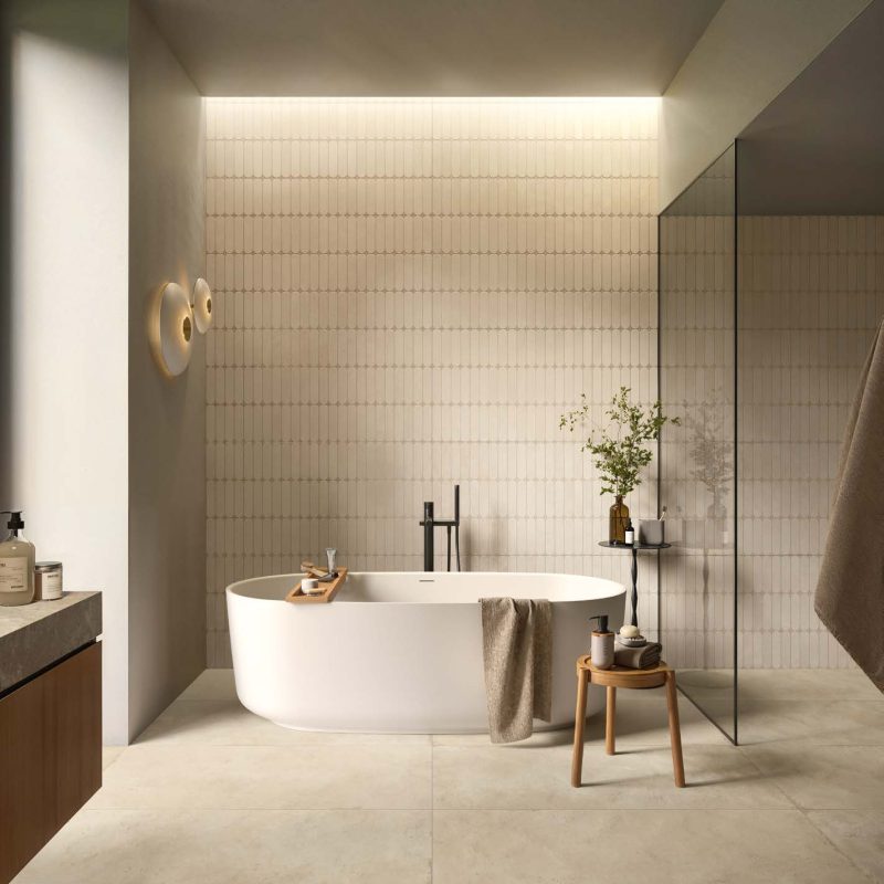 Carrelage sol grand format effet béton ciré beige Ueno Beige ambiance salle de bain