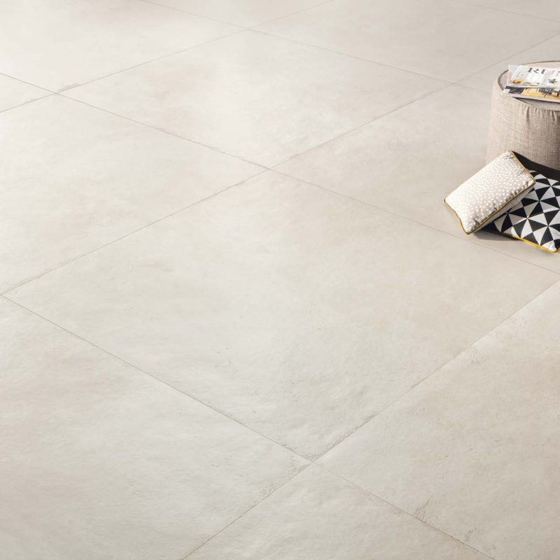 Carrelage sol grand format effet béton ciré blanc Ueno Loto ambiance sejour 2