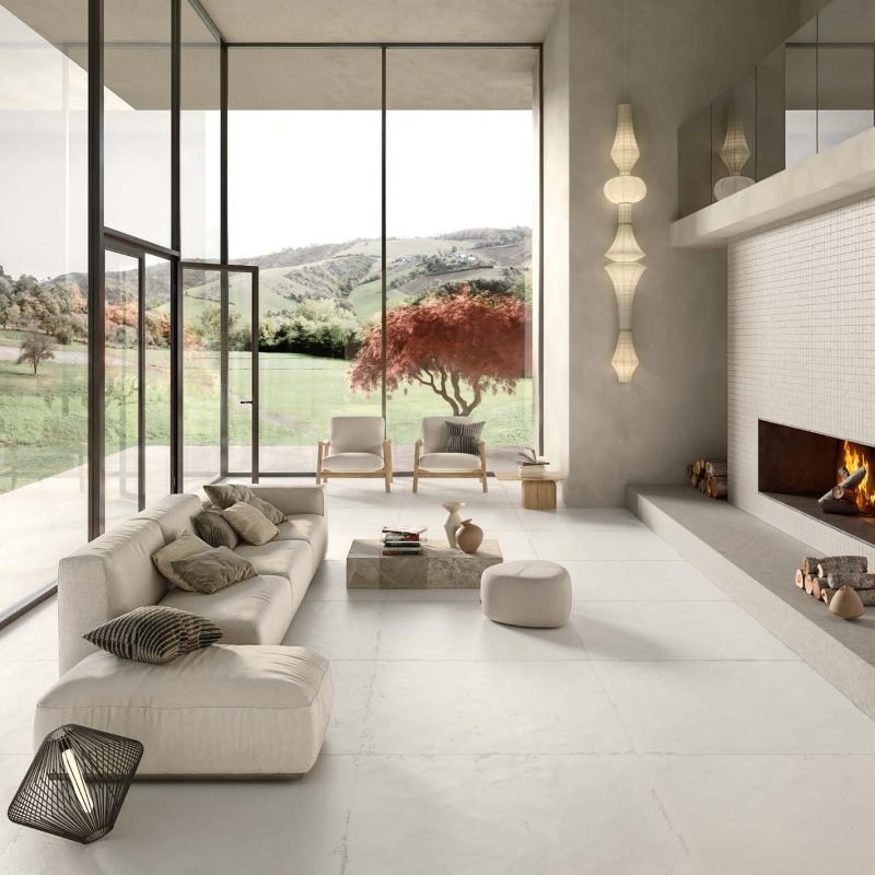 Carrelage sol grand format effet béton ciré blanc Ueno Loto ambiance sejour