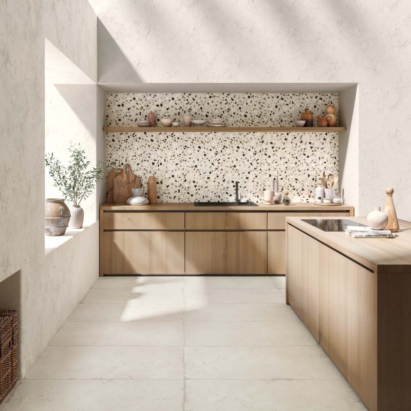 Carrelage sol grand format effet béton ciré blanc Ueno Loto et mural effet terrazzo Ueno Ishi Bianco