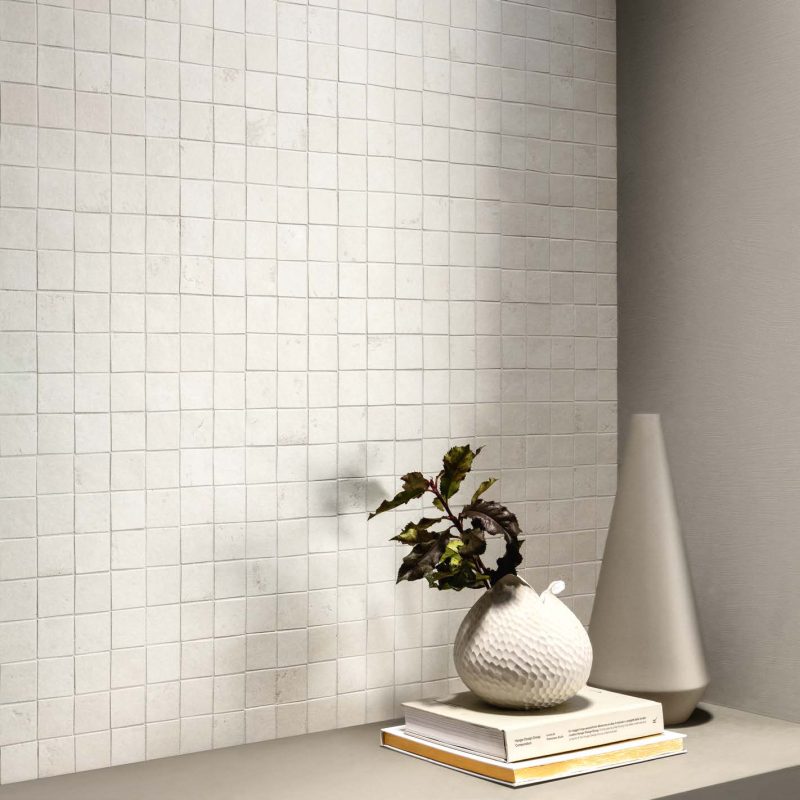 Carrelage sol grand format effet béton ciré blanc Ueno Loto mosaique