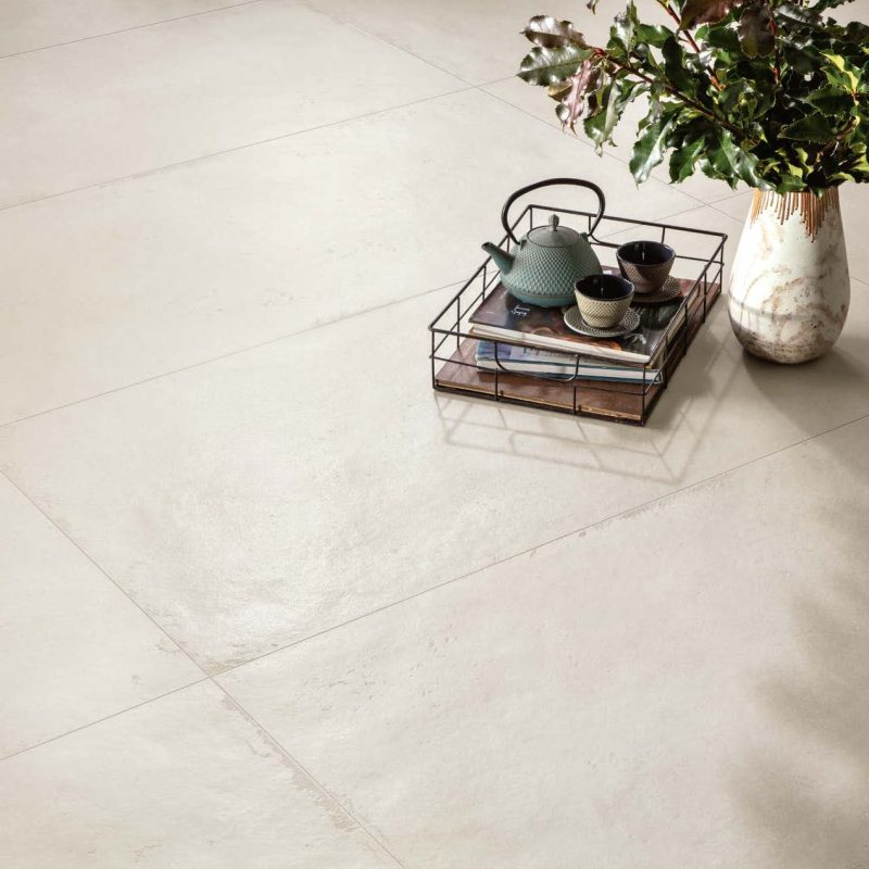 Carrelage sol grand format effet béton ciré blanc Ueno Loto sol cuisine