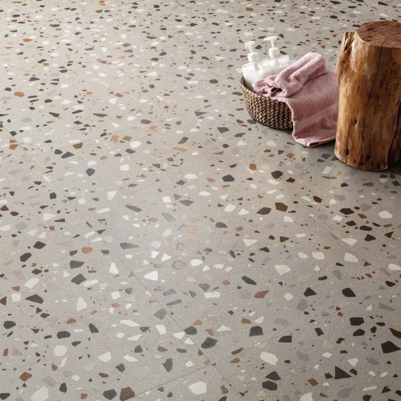 Carrelage sol grand format effet terrazzo coloré Ueno Akoya grey ambiance salle de bain 2