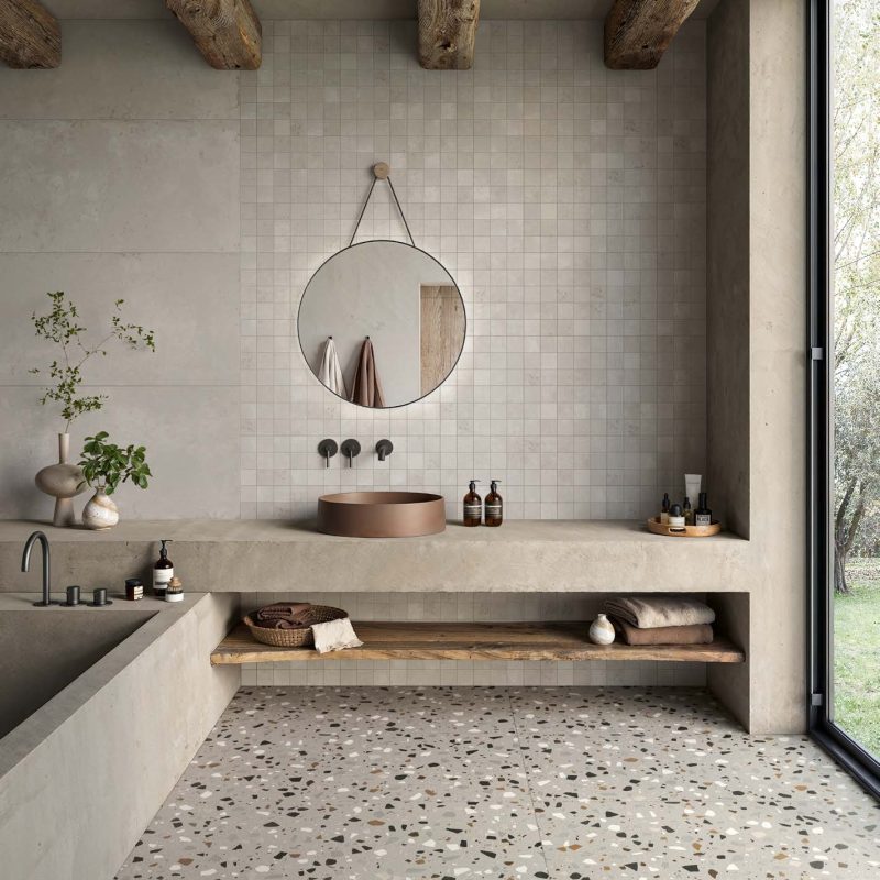 Carrelage sol grand format effet terrazzo coloré Ueno Akoya grey ambiance salle de bain