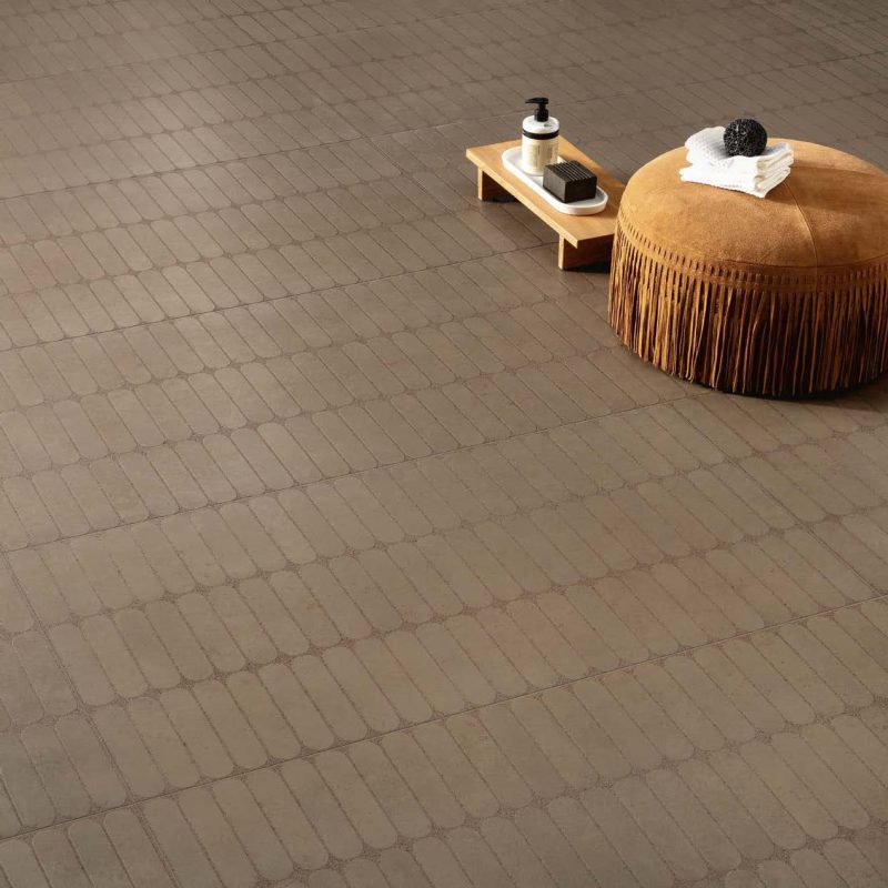 Carrelage sol motifs geometriques béton ciré marron Ueno Moka ambiance wc 2