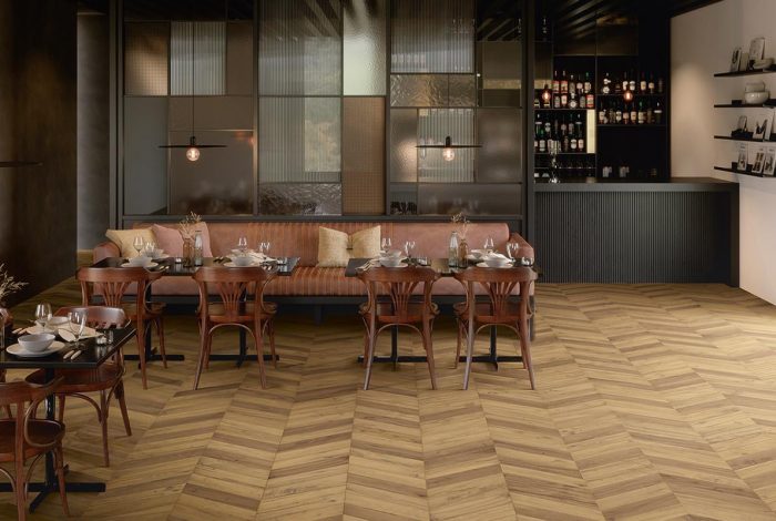 Sol de Restaurant en carrelage grès cérame effet parquet psoe chevrons 2 couleurs Newwood