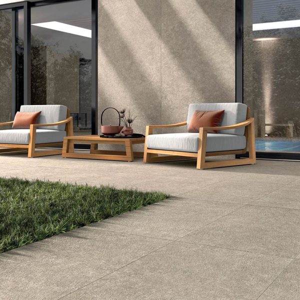Terrasse avec carrelage antidérapant effet pierre texturée PUREZZA Hammered coloris Sand magasin PORTO VENERE à Montpellier 34
