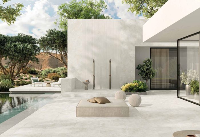 Terrasse piscine avec carrelages en dalles antidérapantes grès cérame effet pierre travertin haut de gamme KAPOSANO magasin de carrelages et pierres naturelles PORTO VENERE MONTPELLIER dans l'Hérault