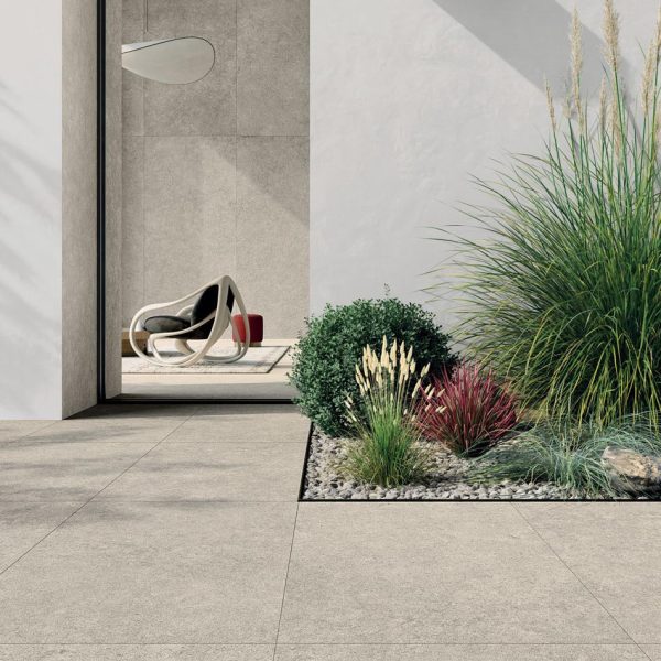 Carrelage terrasse antidérapant pour espaces extérieurs - en grès cérame effet pierre avec effets en surfaces classé R12 C adapté tour de piscine