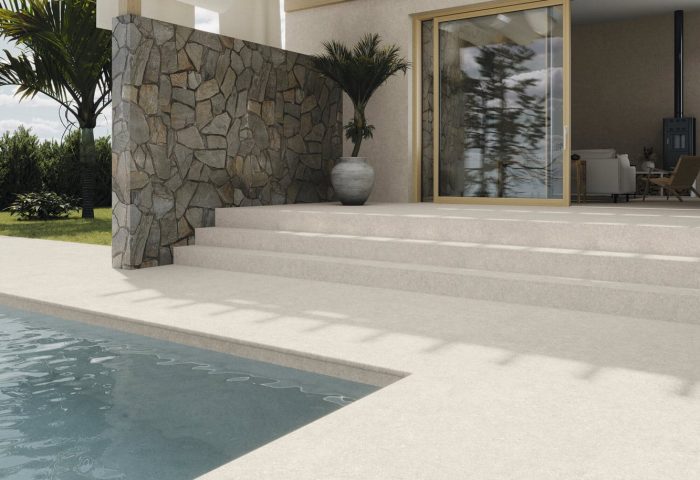 Terrasse et tour de piscine avec carrelage antidérapant XXL sable beige clair 120x120 cm R11 AWASSA coloris White - Magasin de carrelage PORTO VENERE MONTPELLIER près de Agde 34
