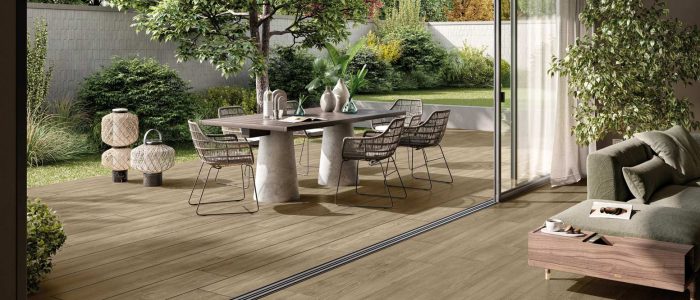 Dalles-antidérapantes-2-cm-effet-parquet-bois-en-grès-cérame-colelction-VALLÉE-coloris-Cedro-pose-sur-plot-ou-collée-proche-de-Clapiers-34