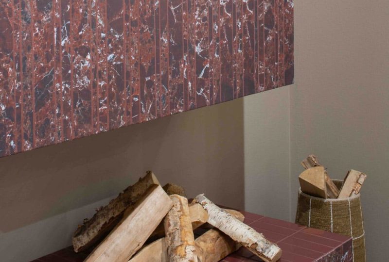 Carrelage mural effet marbre veiné rouge, noir ou blanc luxe MADAME format brique 10x40 cm finition lisse et à reliefs pour créer du volume dans vos projets. Magasin de carrelages et faïences Porto Venere à Montpellier 34