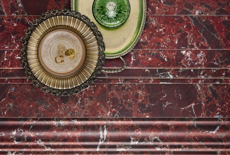 Carrelage mural effet marbre rouge veiné luxe MADAME format brique 10x40 cm finition lisse et à reliefs pour créer du volume dans vos projets. Magasin de carrelages et faïences Porto Venere à Montpellier 34