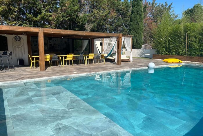 Pierre de sel intérieur piscine et  Bois Marin en tour de piscine