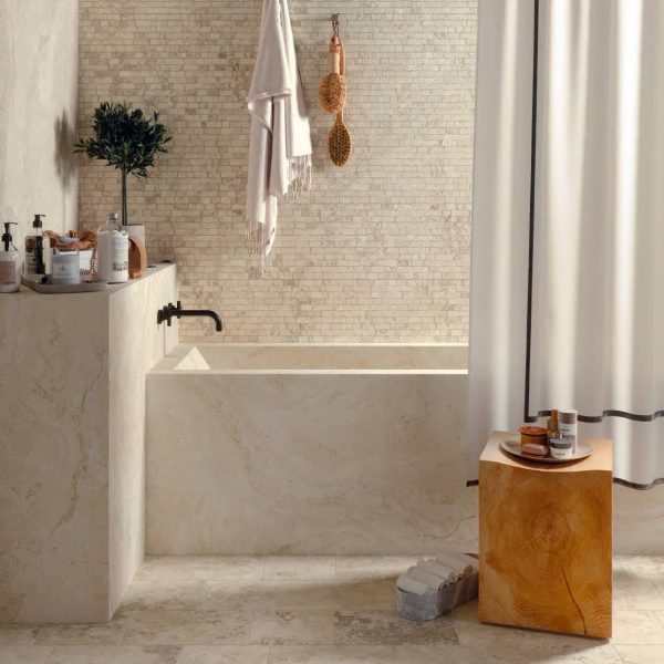 Magasin-de-carrelage-de-salle-de-bain-esprit-naturel-haut-de-gamme-imitation-pierre-Brumata-Travertin-cream-beige-près-deBaillargues-34