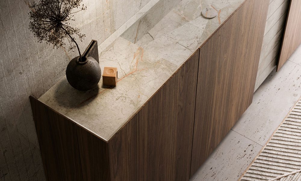 Meuble-vasque-haut-de-gamme-personnalisable-en-marbre-Appennimo-et bois-de-noyer-Modulnova-salle-de-bain-luxe-magasin-Porto-Venere-proche-de-Sète-34